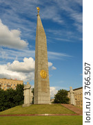 Обелиск "Москва - город-герой" на Дорогомиловской заставе в Москве (2012 год). Редакционное фото, фотограф Денис Ларкин / Фотобанк Лори