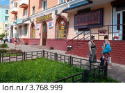 Магазины по улице Ленина, город Сафоново, Смоленская область (2012 год). Редакционное фото, фотограф Вячеслав Палес / Фотобанк Лори