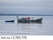Небольшое судно в море (2012 год). Редакционное фото, фотограф Алексей Шматков / Фотобанк Лори