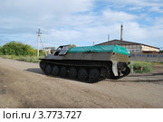 Транспортер-тягач возле предприятия, г. Рубцовск, Алтайский край (2009 год). Редакционное фото, фотограф Ольга Анофриева / Фотобанк Лори