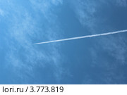 Инверсионный след на синем небе от движущегося самолета. Стоковое фото, фотограф Юлия Ухина / Фотобанк Лори