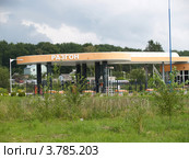 АЗС "Разгон" в городе  Ладушкине Калининградской области (2012 год). Редакционное фото, фотограф Ирина Борсученко / Фотобанк Лори