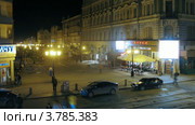 Люди ходят в центре города ночью рядом с рестораном Тануки (2012 год). Редакционное видео, видеограф Losevsky Pavel / Фотобанк Лори