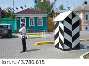 Городовой на улице Лажечникова в Коломенском кремле (2012 год). Редакционное фото, фотограф Елена Коромыслова / Фотобанк Лори