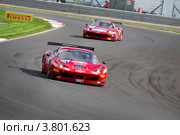Автомобиль Ferrari 458 команды AF Corse участвует в Чемпионате Eвропы FIA GT1 на трассе "Moscow Raceway" в Подмосковье (2012 год). Редакционное фото, фотограф Николай Винокуров / Фотобанк Лори