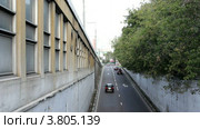Москва. Автомобили выезжают из тоннеля (2012 год). Стоковое видео, видеограф Ярослав Каминский / Фотобанк Лори