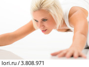 Спортивная девушка выполняет отжимания от пола. Стоковое фото, фотограф CandyBox Images / Фотобанк Лори