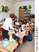 Учительница в классе с первоклассниками. 1 сентября (2012 год). Редакционное фото, фотограф Кекяляйнен Андрей / Фотобанк Лори