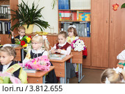 Дети первоклассники в школе на уроке (2012 год). Редакционное фото, фотограф Кекяляйнен Андрей / Фотобанк Лори