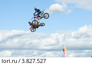 Показательные выступление спортсменов команды мотофристайлеров FMX-13 Алексея Колесникова, Алексея Айсина (2012 год). Редакционное фото, фотограф Pukhov K / Фотобанк Лори