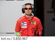 Техник, член команды феррари около входа в питлейн команды AF Corse в Чемпионате Европы FIA GT1 на Moscow Raceway в Подмосковье (2012 год). Редакционное фото, фотограф Николай Винокуров / Фотобанк Лори