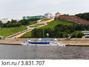 Вид на Нижний Новгород и Чкаловскую лестницу  с Волги (2012 год). Редакционное фото, фотограф Igor Lijashkov / Фотобанк Лори