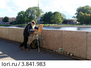 Художник на Мытнинской набережной Санкт-Петербурга (2012 год). Редакционное фото, фотограф Николай Мухорин / Фотобанк Лори