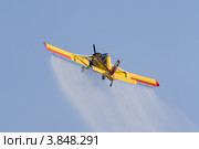 Демонстрационный полет польского сельскохозяйственного самолета PZL-106 Kruk. Международная авиакосмическая выставка (ILA 2012), Берлин. Германия. Редакционное фото, фотограф Sergey Kohl / Фотобанк Лори