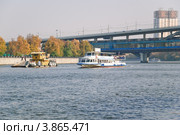 Рандеву теплоходов перед метромостом в Лужниках (2011 год). Редакционное фото, фотограф Алёшина Оксана / Фотобанк Лори