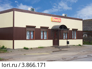 Маленький универсам "Онего" на окраине Пудожа (2012 год). Редакционное фото, фотограф Александр Романов / Фотобанк Лори