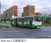 Автобус № 811 едет по Городецкой улице. Новокосино. Москва (2012 год). Редакционное фото, фотограф lana1501 / Фотобанк Лори