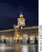 Здание Администрации города Екатеринбурга вечером после дождя (2012 год). Редакционное фото, фотограф Сергей Тюленев / Фотобанк Лори
