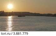 Восход солнца в Санкт-Петербурге, солнце отраженное в воде. Баржа медленно движется. (2012 год). Стоковое видео, видеограф Данил Руденко / Фотобанк Лори