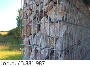 Камни в сетке на остановке. Трасса. Стоковое фото, фотограф Анатолий Матвейчук / Фотобанк Лори