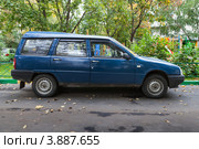 Легковой автомобиль ИЖ-21261 «Фабула», вид сбоку (2012 год). Редакционное фото, фотограф Родион Власов / Фотобанк Лори