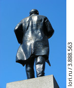 Вид со спины на памятник В. И. Ленину. Город Реутов. Московская область (2012 год). Редакционное фото, фотограф lana1501 / Фотобанк Лори