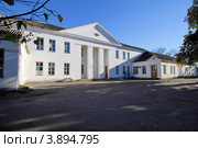 Здание роддома ЦРБ Цимлянского района. Город Цимлянск, Ростовская область (2012 год). Стоковое фото, фотограф A Челмодеев / Фотобанк Лори