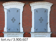 Два белых окна со ставнями (2012 год). Стоковое фото, фотограф Анатолий Матвейчук / Фотобанк Лори