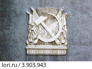 Москва. ВВЦ (ВДНХ). Лепнина "Серп и Молот на фоне знамён и пшеничных колосьев" на бетонной стене Главного павильона (2012 год). Редакционное фото, фотограф Orion34 / Фотобанк Лори