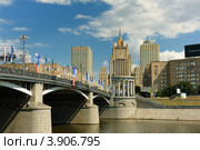 Вид на здание МИДа и Бородинский мост со стороны Бережковской набережной (2012 год). Редакционное фото, фотограф Денис Ларкин / Фотобанк Лори