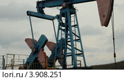 Добыча нефти. Нефтяная качалка, Башкирия. Стоковое видео, видеограф Mikhail Erguine / Фотобанк Лори
