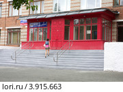 Девушка идет в Уральский технологический колледж. Заречный, Свердловская область (2012 год). Редакционное фото, фотограф Константин Безденежных / Фотобанк Лори