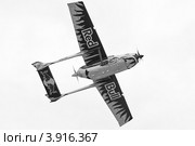 Демонстрационный полет легкого самолета Cessna 337D Skymaster (черно-белый). Международная авиакосмическая выставка (ILA 2012), Берлин. Германия. Редакционное фото, фотограф Sergey Kohl / Фотобанк Лори