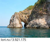 Остров с аркой над морем. Стоковое фото, фотограф Сергей Учаев / Фотобанк Лори