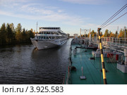 Расхождение судов в Волго-Балтийском канале (2012 год). Редакционное фото, фотограф Кургузкин Константин Владимирович / Фотобанк Лори