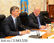 Заместитель министра транспорта РФ Олег Белозеров (слева) и председатель комиссии Общественной палаты РФ, адвокат Анатолий Кучерена (2012 год). Редакционное фото, фотограф Юрий Пирогов / Фотобанк Лори