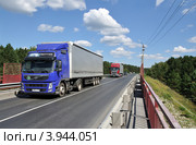 Груженные фуры Volvo и Scania R420 на федеральной трассе Тюмень-Омск (2012 год). Редакционное фото, фотограф Александр Тараканов / Фотобанк Лори