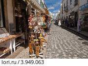 Торговля морскими сувенирами на улицах Албуфейры (Albufeira). Алгарве. Португалия (2012 год). Редакционное фото, фотограф Виктория Катьянова / Фотобанк Лори