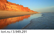 Португалия. Алгарве. Пляж Фалезия (Algarve; Praia da Falésia) (2012 год). Стоковое видео, видеограф Виктория Катьянова / Фотобанк Лори