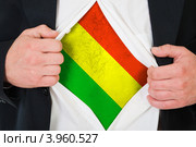 Мужчина расстегивает рубашку, под которой на груди нарисован флаг Боливии. Стоковое фото, фотограф Александр Макаров / Фотобанк Лори