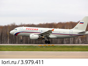 Самолет Airbus A319-111 авиакомпании "Россия" садится на взлетную полосу аэропорта Домодедово города Москвы (2012 год). Редакционное фото, фотограф Николай Винокуров / Фотобанк Лори