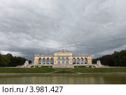 Австрия. Вена. Парк дворца Шёнбрунн. Вид на глориетту (2012 год). Редакционное фото, фотограф Александр Тарасенков / Фотобанк Лори