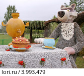 Цветочный волк пьет чай (2012 год). Редакционное фото, фотограф Сагирова Алсу / Фотобанк Лори
