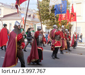 Русские витязи в доспехах на шествии в честь Дня города, Владимир, Россия (2012 год). Редакционное фото, фотограф Яков Филимонов / Фотобанк Лори
