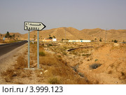 Дорога в предгорьях Сахары в Тунисе, Африка (2012 год). Стоковое фото, фотограф Natalia Sidorova / Фотобанк Лори
