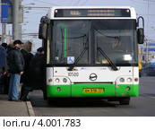 Посадка пассажиров в автобус, Щелковское шоссе, Москва (2012 год). Редакционное фото, фотограф lana1501 / Фотобанк Лори