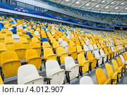 Ряды кресел и фрагмент мембранной крыши крытого стадиона (2012 год). Редакционное фото, фотограф Николай Голицынский / Фотобанк Лори