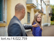 Мужчина останавливает женщину на улице. Стоковое фото, фотограф Яков Филимонов / Фотобанк Лори