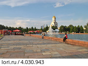 Парк Победы, Поклонная гора. Фонтан и храм вмч. Георгия Победоносца. Москва (2012 год). Редакционное фото, фотограф lana1501 / Фотобанк Лори