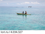Филиппинцы в море на традиционной лодке (2012 год). Редакционное фото, фотограф Сергей Дубров / Фотобанк Лори
